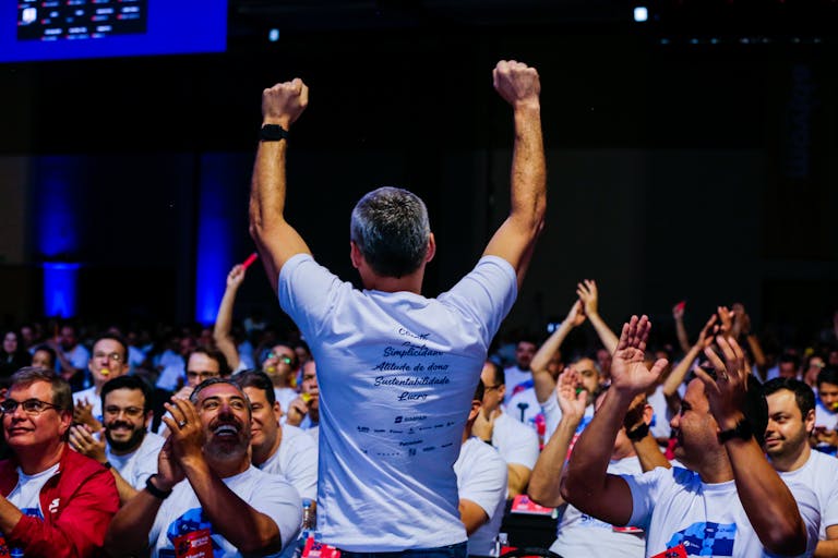 15 Examples of Killer Opening Remarks for Team Building 1 Excited spectators cheer for the speaker at a lively conference in Campinas, Brazil.